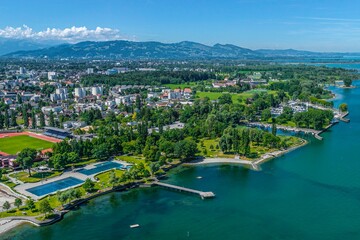 Das Bodensee-Ufer bei Bregenz mit Strandbad und Fischer-, Sport- und Yachthafen
