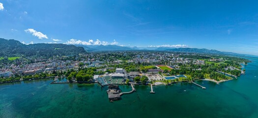 Das Bodensee-Ufer bei Bregenz mit Strandbad und Fischer-, Sport- und Yachthafen