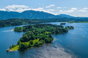 Fototapeta premium Insel Wörth im oberbayerischen Staffelsee im Luftbild 