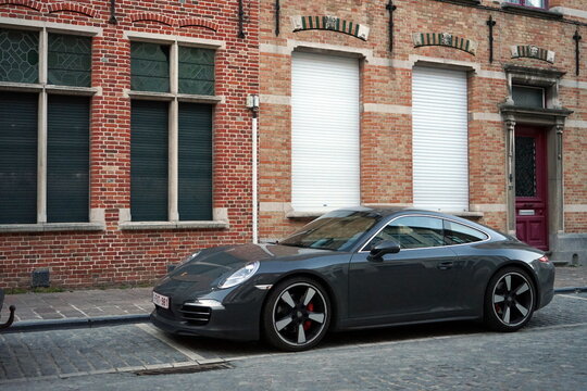 Porsche 911 Carrera Coup&eacute; oder Porsche 991 mit bLeichtmetallfelgen am 15.04.2023 in den Gassen der Altstadt von Br&uuml;gge in Westflandern in Belgien