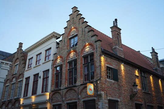 Beleuchtete Fassade des Restaurant De Gouden Kroes am Abend in der Hoogstraat am 15.04.2023 als Teil des Unesco Weltkulturerbe in den Gassen der Altstadt von Br&uuml;gge in Westflandern in Belgien
