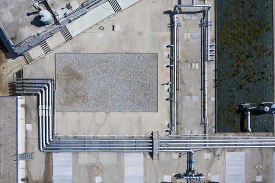 Construction of metal pipelines of industrial building
