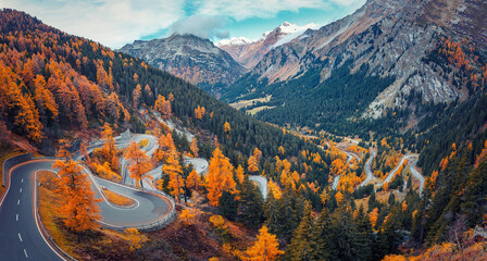 Wonderful Nature landscape of Switzerland. Vivid autumn scenery of Maloja pass, Switzerland, Europe. Amazing, serpentine road is a most popular place of travel and Outdoor vacations in Swiss alps. - obrazy, fototapety, plakaty