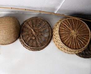 시골에 있는 정감있는 소쿠리, 바구니