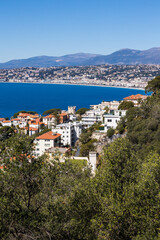 Fototapeta na wymiar Vue sur le Cap de Nice et la Baie des Anges depuis le Mont Boron