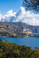 Panorama de Villefranche-sur-Mer jusqu'au sommet de la tête de Chien depuis le Mont Alban à Nice