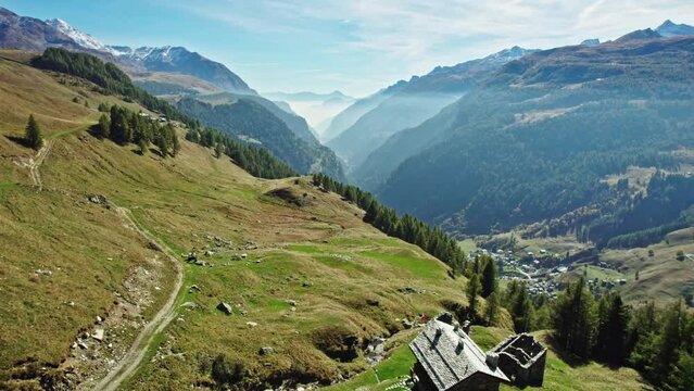 Luftaufnahme vom Largo di Isola in Norditalien 