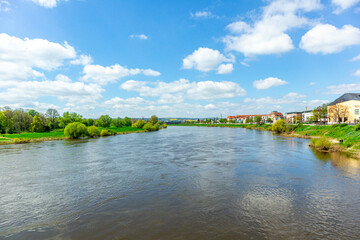 Obraz premium Wunderschöne Frühlingstour entlang des Elbradweges von Meißen, über Dresden nach Bad Schandau - Sachsen - Deutschland