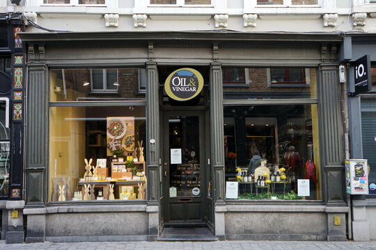 Laden und Geschäft für Oil & Vinegar mit Schauraum in der Geldmuntstraat am 16.04.2023 als Teil des Unesco Weltkulturerbe im Frühling in den Gassen der Altstadt von Brügge in Westflandern in Belgien