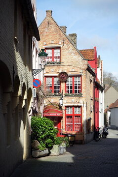 Restaurant De Vlaamsche Pot in der Helmstadt im Sonnenschein am 16.04.2023 als Teil des Unesco Weltkulturerbe im Fr&uuml;hling in den Gassen der Altstadt von Br&uuml;gge in Westflandern in Belgien