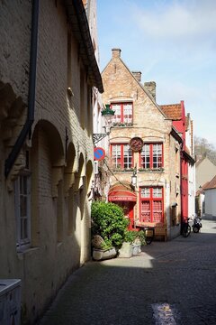 Restaurant De Vlaamsche Pot in der Helmstadt im Sonnenschein am 16.04.2023 als Teil des Unesco Weltkulturerbe im Fr&uuml;hling in den Gassen der Altstadt von Br&uuml;gge in Westflandern in Belgien