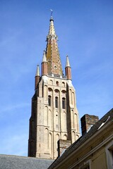 Der Kirchturm der Liebfrauenkirche im Stil der Gotik mit alten Häusern mit Spitzgiebel im...