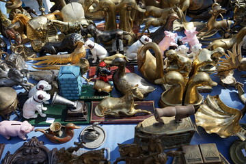 Miniaturen und Tiere aus Messing und Bronze auf dem Antikmarkt im De Dijver Park im Frühling bei...