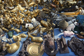 Miniaturen und Tiere aus Messing und Bronze auf dem Antikmarkt im De Dijver Park im Frühling bei...