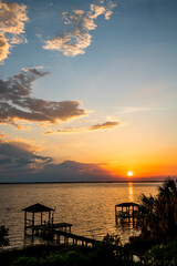 Obraz premium Vertical sunset over a pier