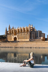 Rear view of blonde woman looking Cathedral La Seu in Palma de Mallorca, Spain © Néstor