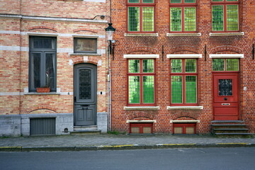 Schöne sanierte alte Fassaden mit Klinker und rotem Backstein als Teil des Unesco Weltkulturerbe in den Gassen der Altstadt von Brügge in Westflandern in Belgien