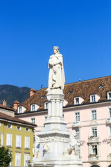 Obraz premium Walther von der Vogelweide memorial statue on Walther square in the center of Bolzano, South Tyrol, Italy