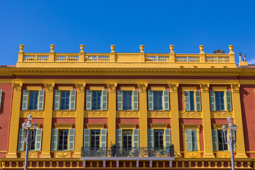 Façades rouge et jaune des immeubles de la Place Masséna