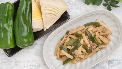 チンジャオロースとその食材(タケノコとピーマン)