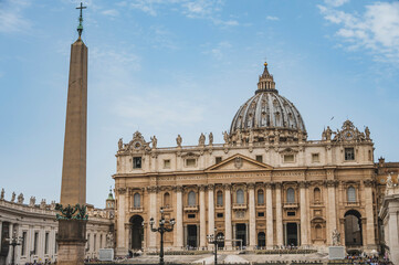 zylika Świętego Piotra w Rzymie uchwycona z różnych perspektyw, ukazująca bogactwo architektonicznych detali i majestatyczność tego ważnego miejsca pielgrzymkowego.  - obrazy, fototapety, plakaty