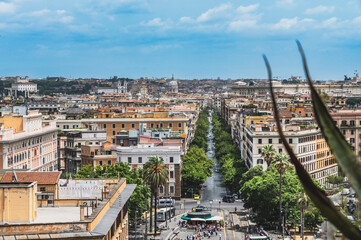 Zapierający dech w piersiach widok na Rzym z góry Bazyliki Świętego Piotra. Panorama obejmuje zabytkowe budynki, ulice i placówki miasta, ukazując wspaniałą mozaikę historii, kultury i architektury Wi © LPPhotography
