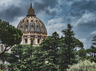 Imponująca kopuła Bazyliki Świętego Piotra w Rzymie, widziana z perspektywy Muzeum...