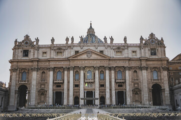 Bazylika Świętego Piotra w Rzymie uchwycona z różnych perspektyw, ukazująca bogactwo architektonicznych detali i majestatyczność tego ważnego miejsca pielgrzymkowego.  - obrazy, fototapety, plakaty