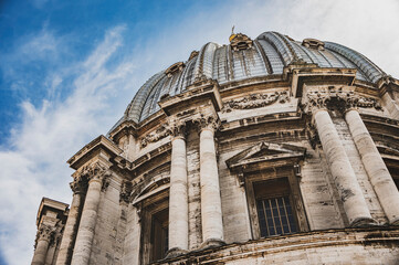 Bazylika Świętego Piotra w Rzymie uchwycona z różnych perspektyw, ukazująca bogactwo architektonicznych detali i majestatyczność tego ważnego miejsca pielgrzymkowego.  - obrazy, fototapety, plakaty