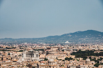 Zapierający dech w piersiach widok panoramiczny na Rzym z góry Bazyliki Świętego Piotra, z...