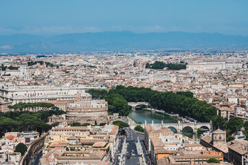 Zapierający dech w piersiach widok na Rzym z góry Bazyliki Świętego Piotra. Panorama obejmuje zabytkowe budynki, ulice i placówki miasta, ukazując wspaniałą mozaikę historii, kultury i architektury Wi - obrazy, fototapety, plakaty