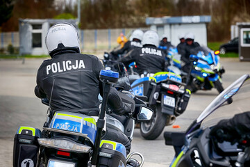 Fototapeta Policjant na motocyklu w czasie patrolu. Drogówka. Motocyklista. Na sygnale.  obraz