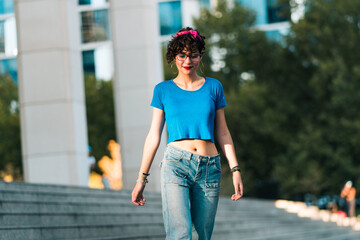 bella mujer adolescente estilo 80s 90s andando en skate en la ciudad, con maquillaje, anteojos y...