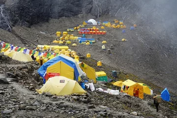 Papier Peint photo Manaslu Colorful tents of expedition teams adorn Manaslu Base Camp in the Nepalese Himalayas, creating a vibrant tapestry amidst the awe-inspiring mountain scenery.