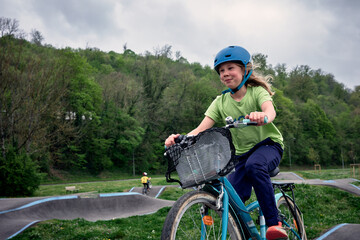 Excitation sur les bosses d'un jeune cycliste affrontant un parcours dynamique