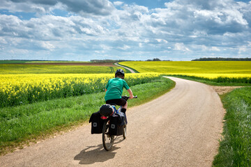 Aventures en famille avec les voyageurs &agrave; v&eacute;lo &agrave; travers les champs de colza jaune en France