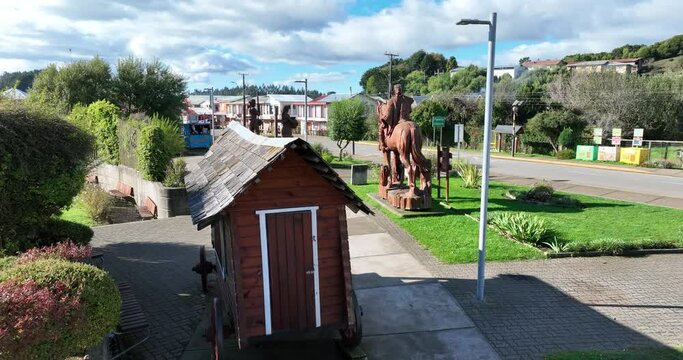 Video con dron de plaza de puerto dom&iacute;nguez con monumentos de madera ind&iacute;gena araucan&iacute;a sur de chile