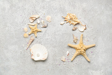 Fototapeta na wymiar Frame made of seashells and starfishes on grunge background