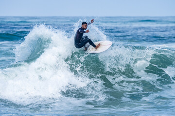 Naklejka premium Surfer riding waves in Furadouro Beach