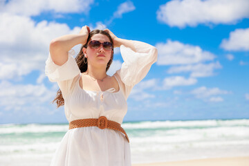Fototapeta na wymiar 真夏の海でサングラスをかけた白人の女性