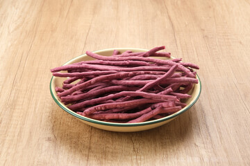 Purple sweet potato sticks made from sliced ​​purple sweet potatoes and then fried using seasoned flour.
