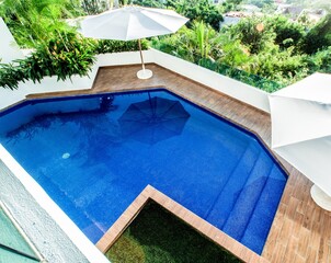 alberca de azulejo azul en playa