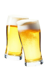白背景にビール、暑い日に楽しい乾杯のイメージ