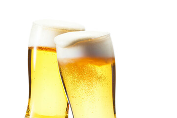 白背景にビール、暑い日に楽しい乾杯のイメージ