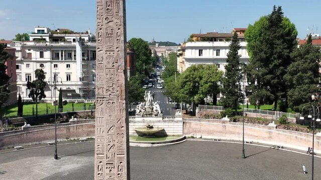 Primopiano dell'obelisco Flaminio di piazza del Popolo a Roma.
Vista aerea intorno all'antico Obelisco egizio.