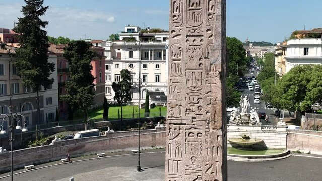 Primopiano dell'obelisco Flaminio di piazza del Popolo a Roma.
Vista aerea intorno all'antico Obelisco egizio.