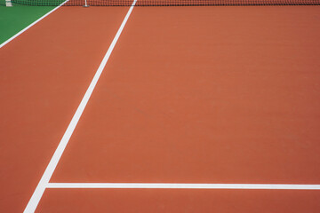 Terrain de tennis en terre battue avec des lignes blanches - obrazy, fototapety, plakaty