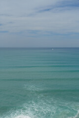 Obraz premium Un voilier blanc sur l'eau bleue de l'océan 