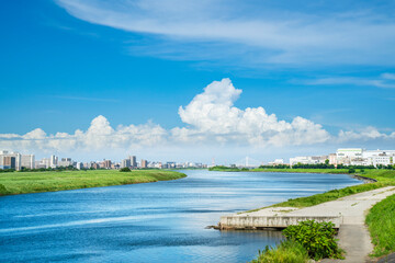 夏の多摩川下流域の風景【神奈川県・川崎市－東京都・大田区】　
Scenery of the lower Tama River basin in summer - Kanagawa, Tokyo, Japan