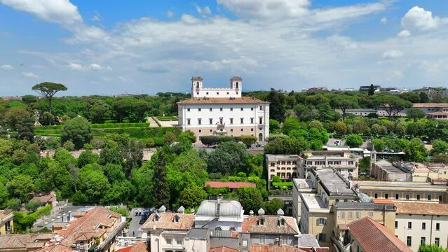 l'Accademia di Francia a Villa Medici nel centro di Roma
Spettacolare ripresa aerea con drone della villa che domina sul centro della citt&agrave; di Roma.